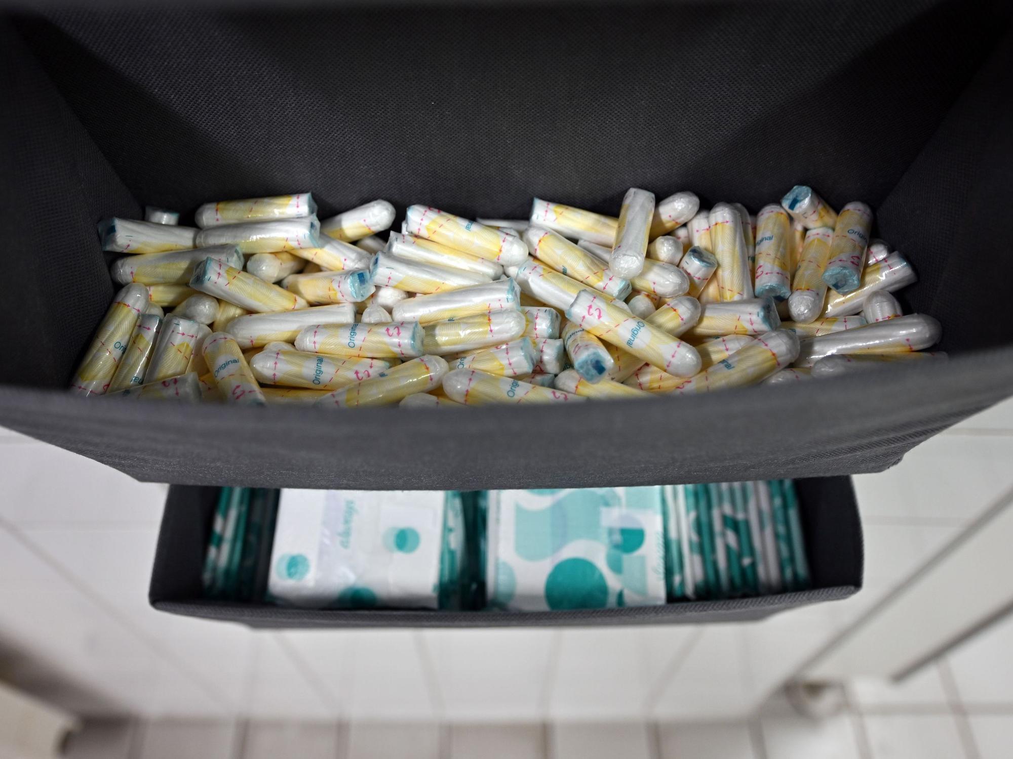 Damenbinden und Tampons liegen in einer Toilette an der Friedrich-Schiller-Universität Jena, hier im April 2022.