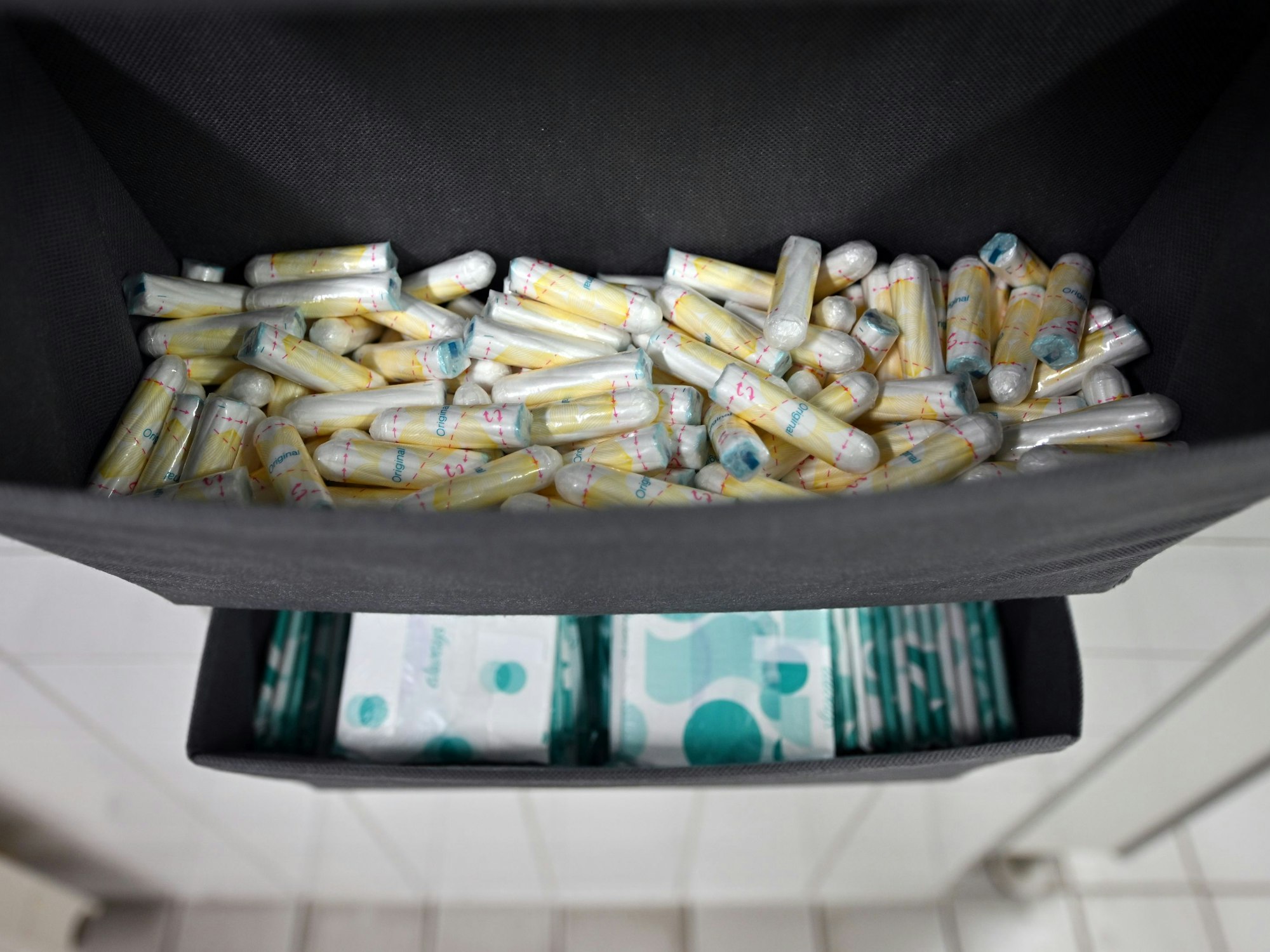 Damenbinden und Tampons liegen in einer Toilette an der Friedrich-Schiller-Universität Jena, hier im April 2022.