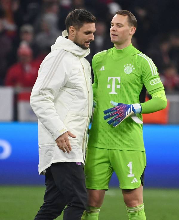 Sven Ulreich und Manuel Neuer klatschen nach einem Spiel des FC Bayern ab.