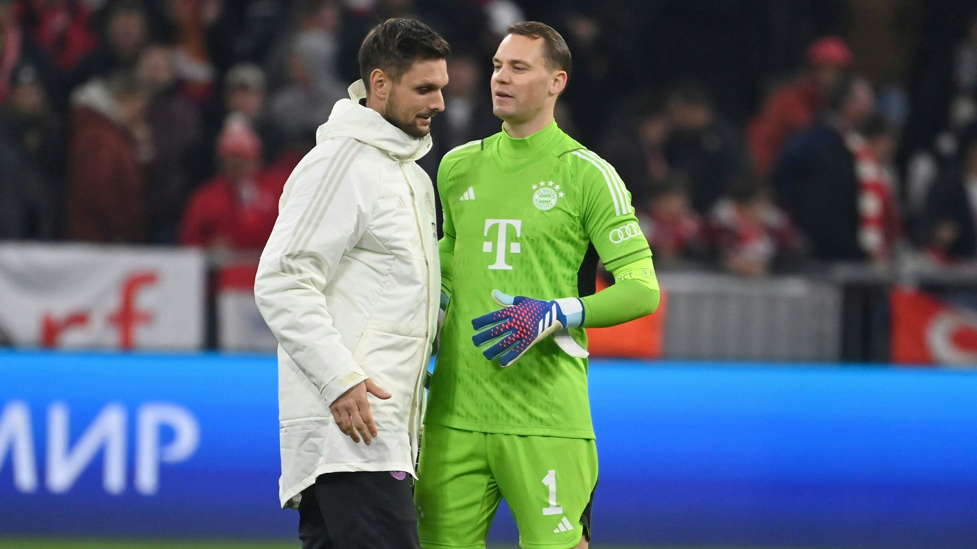 Sven Ulreich und Manuel Neuer klatschen nach einem Spiel des FC Bayern ab.