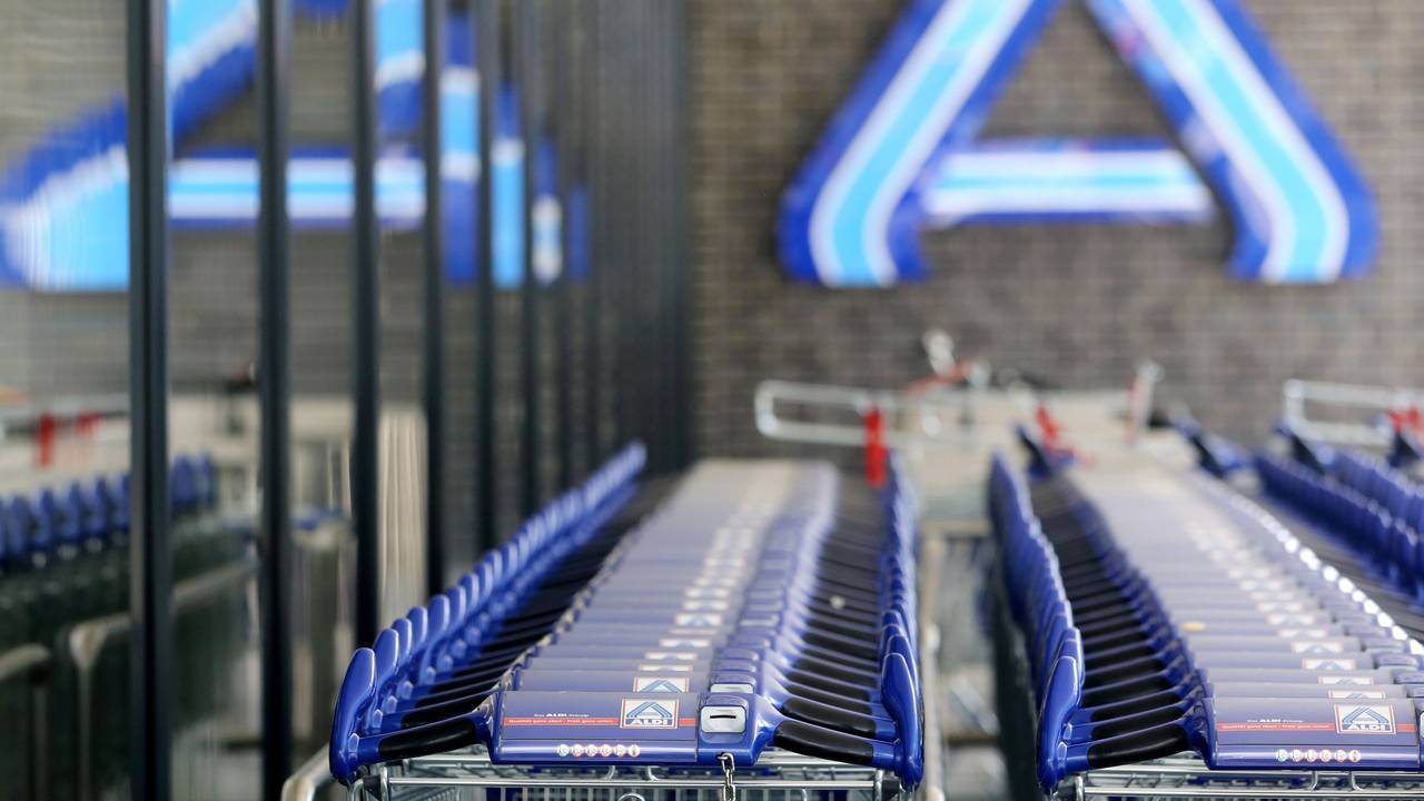 Einkaufswagen stehen in Essen (Nordrhein-Westfalen) vor einer Aldi Nord Filiale, hier im Juli 2016.
