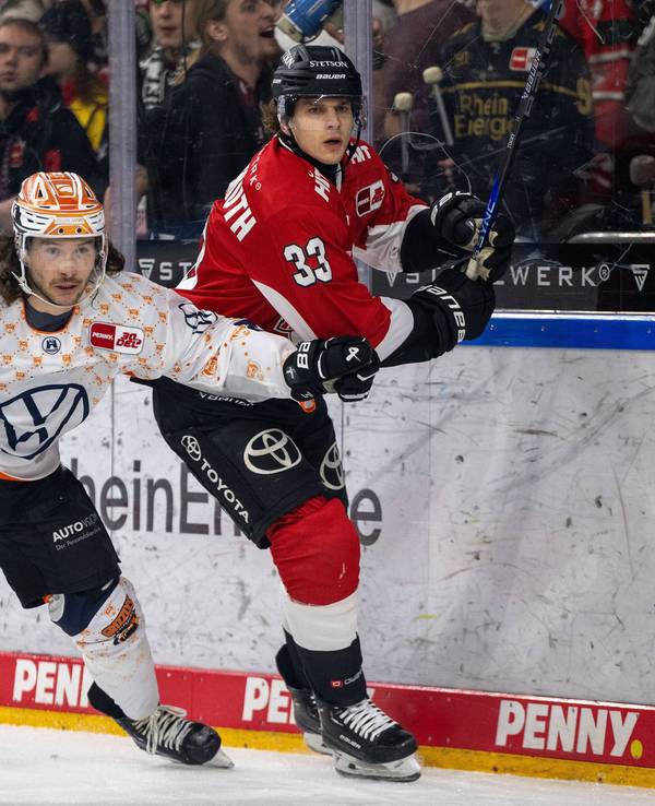 Janik Möser (Grizzlys Wolfsburg) gegen Tim Wohlgemuth (Kölner Haie).