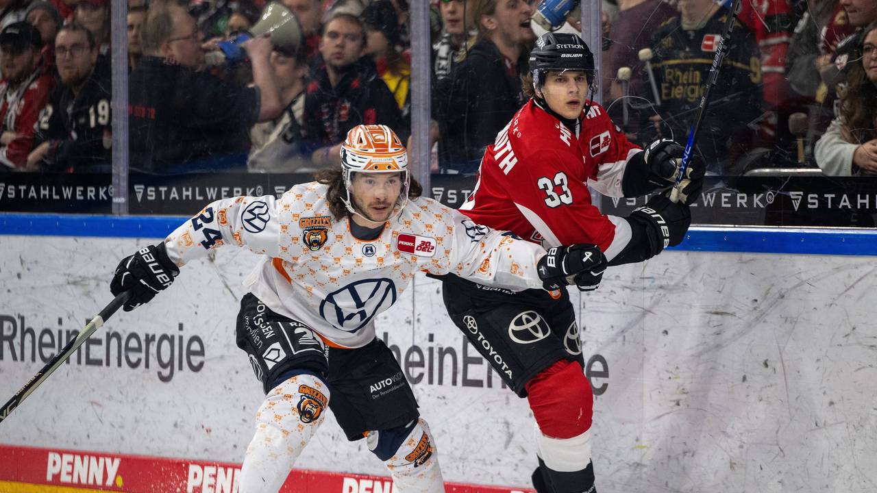 Janik Möser (Grizzlys Wolfsburg) gegen Tim Wohlgemuth (Kölner Haie).