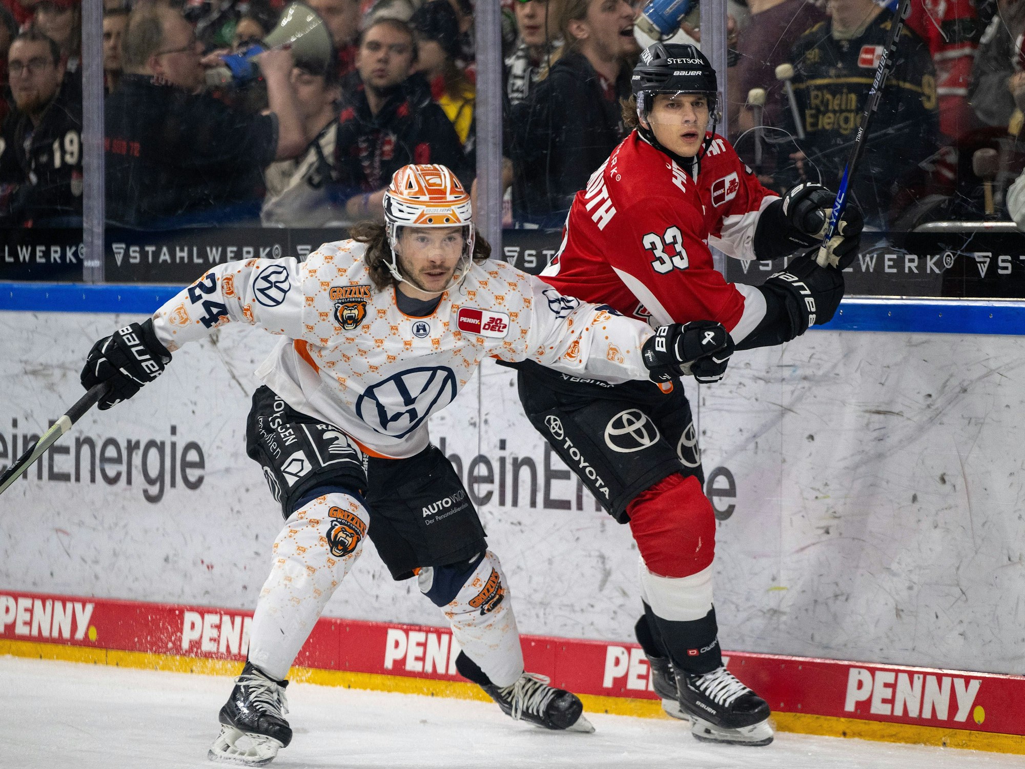 Janik Möser (Grizzlys Wolfsburg) gegen Tim Wohlgemuth (Kölner Haie).