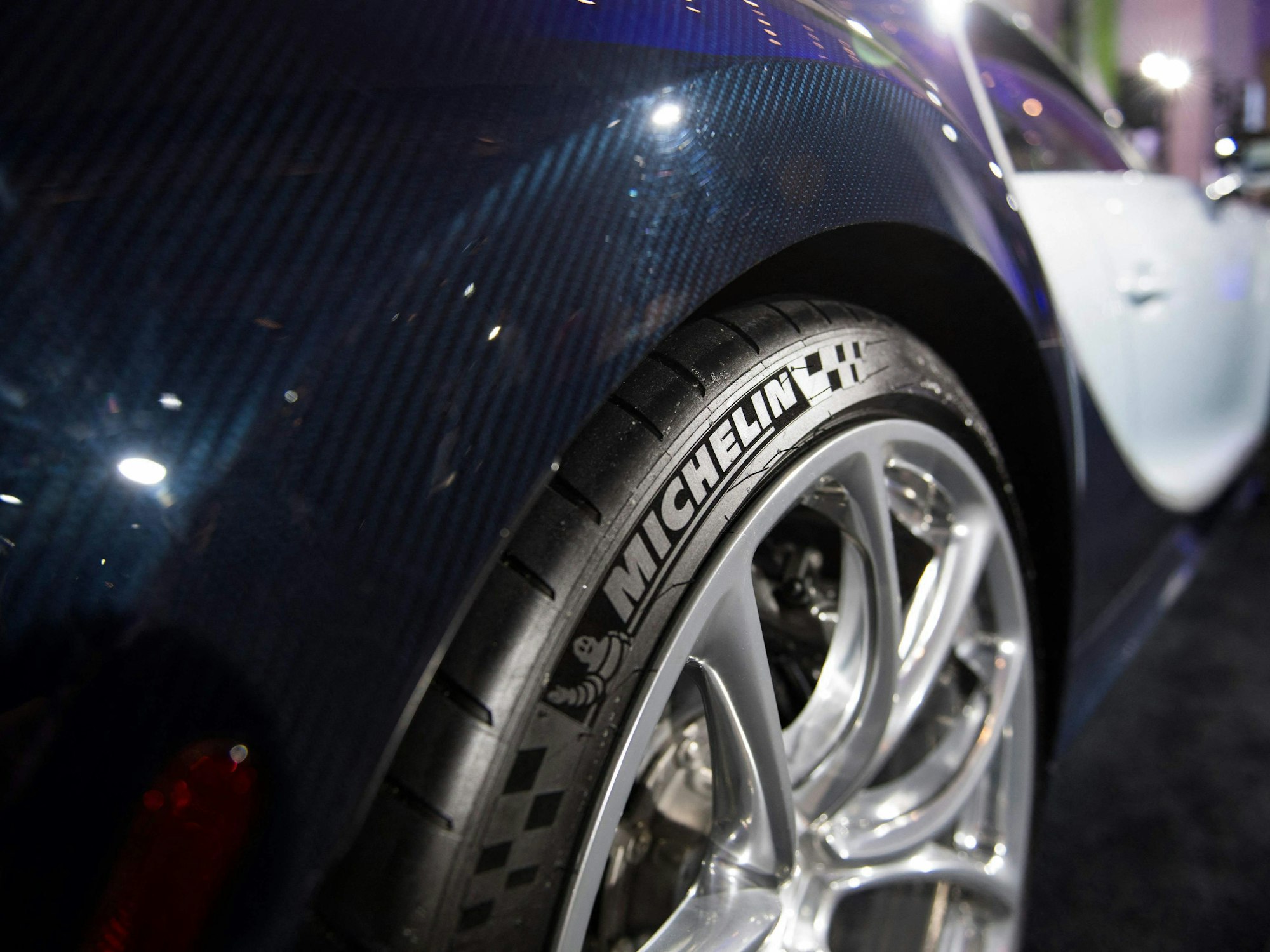 Ein Reifen des französischen Herstellers Michelin ist auf einem Bugatti Chiron während der North American International Auto Show 2018 in Detroit, Michigan, zu sehen.