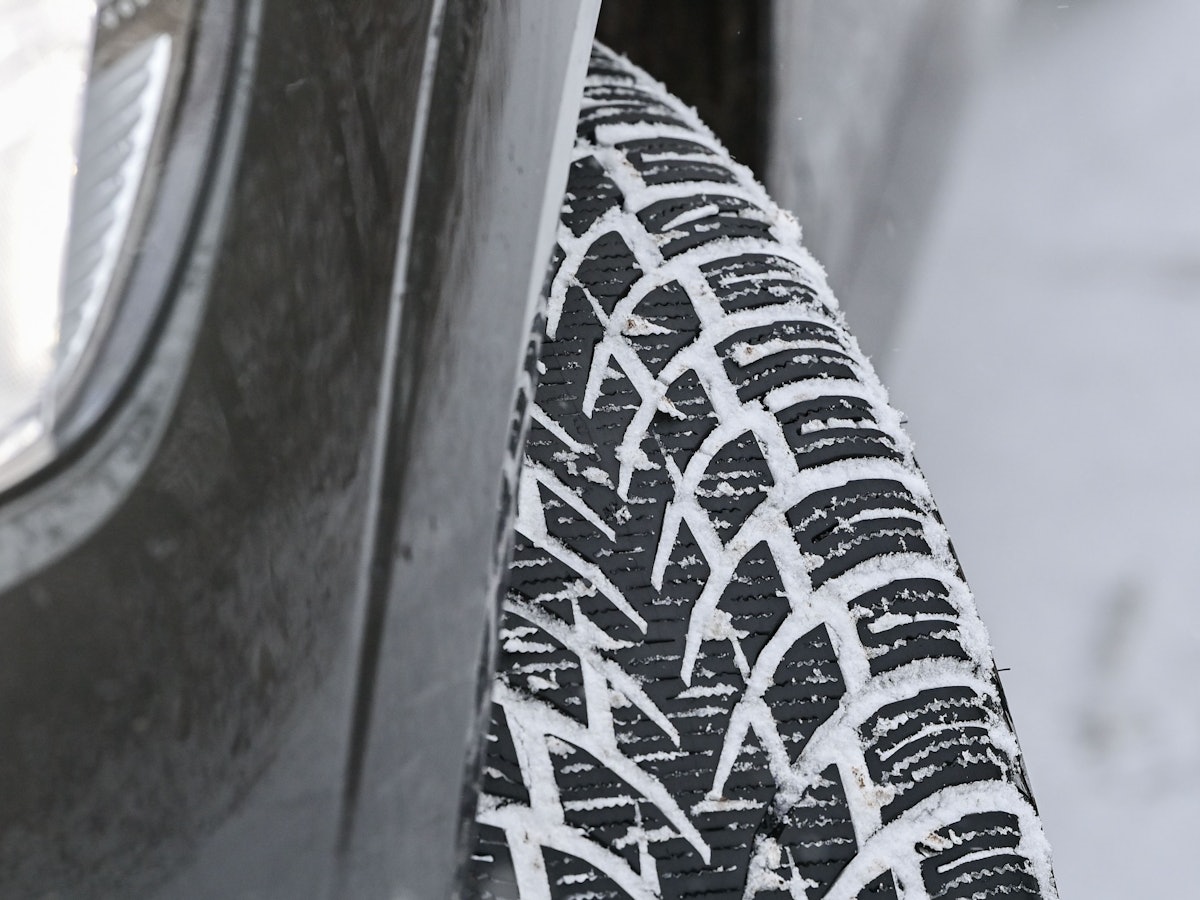 Das Profil eines Winterreifens auf einem Pkw hat sich vom Schnee auf der Fahrbahn zugesetzt, hier im Dezember 2021.