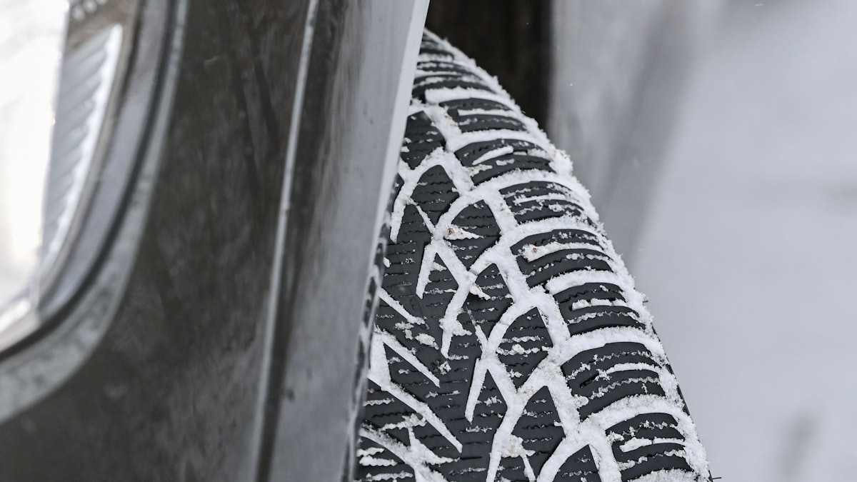 Das Profil eines Winterreifens auf einem Pkw hat sich vom Schnee auf der Fahrbahn zugesetzt, hier im Dezember 2021.