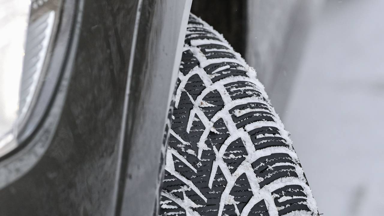 Das Profil eines Winterreifens auf einem Pkw hat sich vom Schnee auf der Fahrbahn zugesetzt, hier im Dezember 2021.