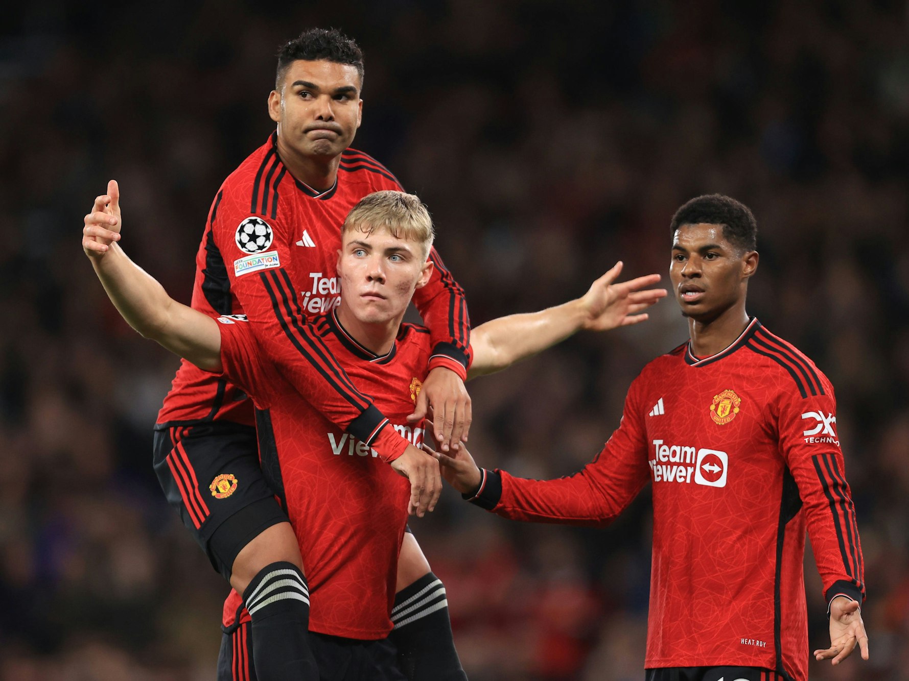 Casemiro auf dem Rücken von Hojlund, daneben steht Rashford.