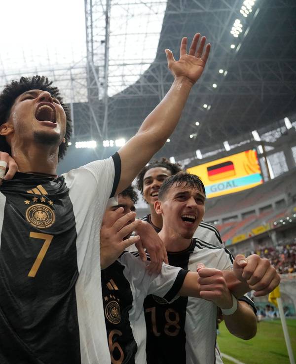 Paris Brunner (M) feiert mit seinen Teamkollegen.
Paris Brunner schoss das deutsche U17-Fußball-Team ins Halbfinale der Weltmeisterschaft.