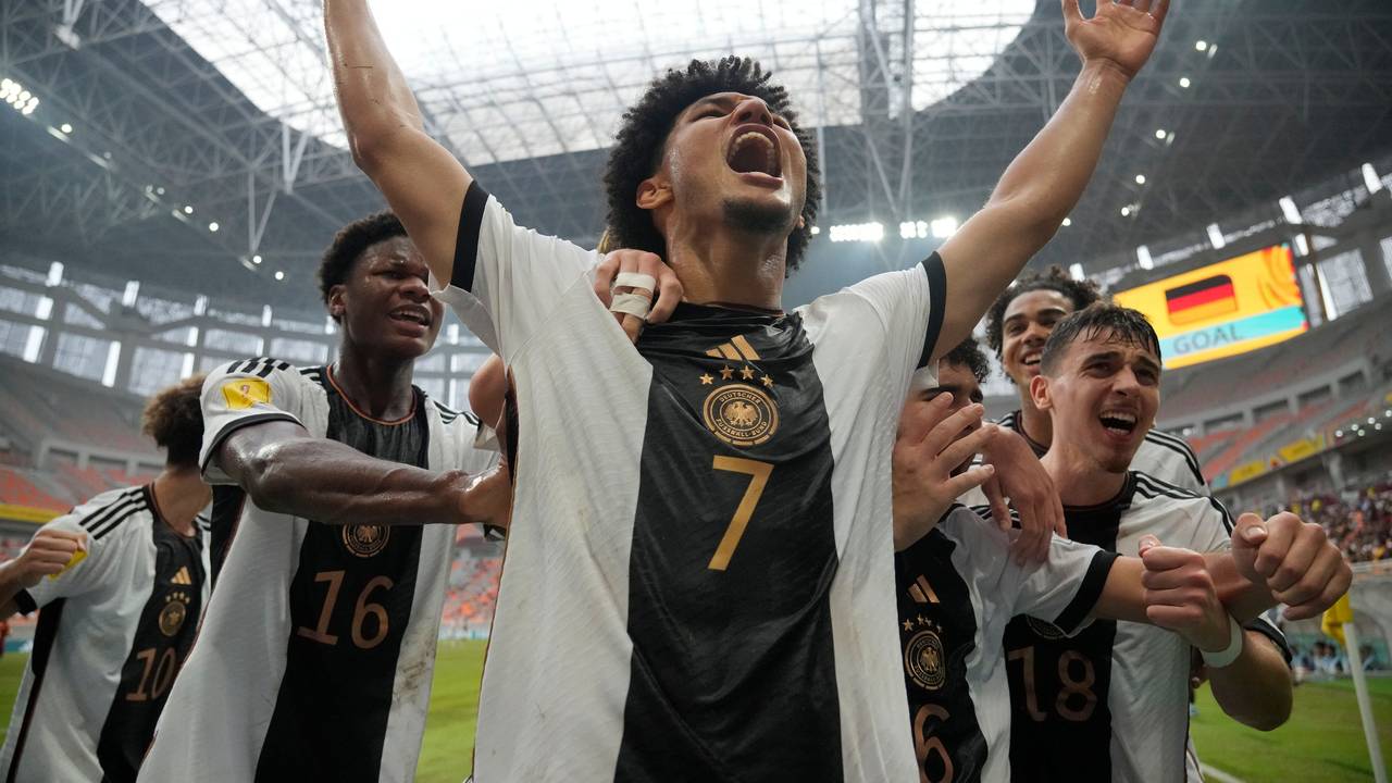 Paris Brunner (M) feiert mit seinen Teamkollegen.
Paris Brunner schoss das deutsche U17-Fußball-Team ins Halbfinale der Weltmeisterschaft.