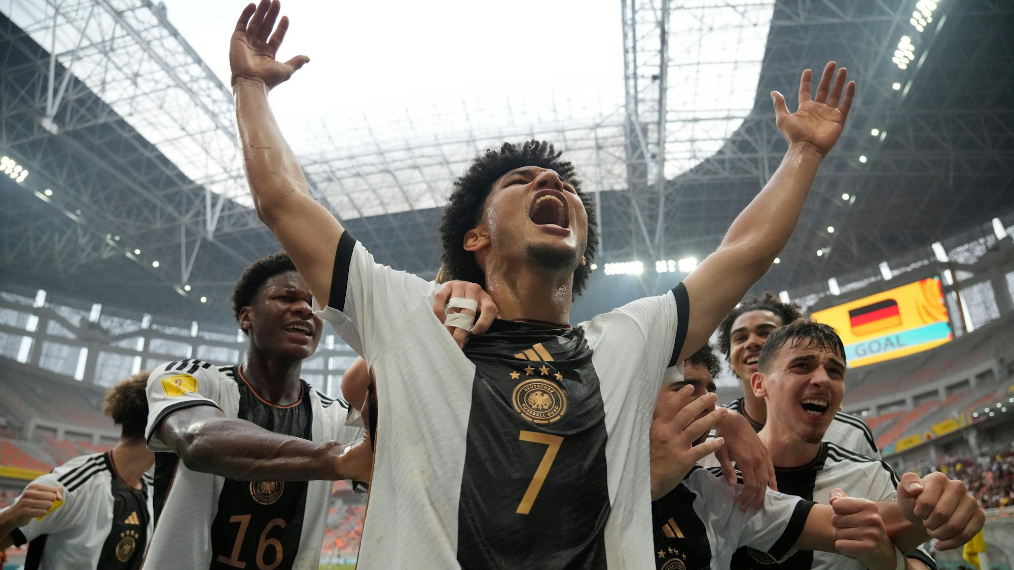 Paris Brunner (M) feiert mit seinen Teamkollegen.
Paris Brunner schoss das deutsche U17-Fußball-Team ins Halbfinale der Weltmeisterschaft.