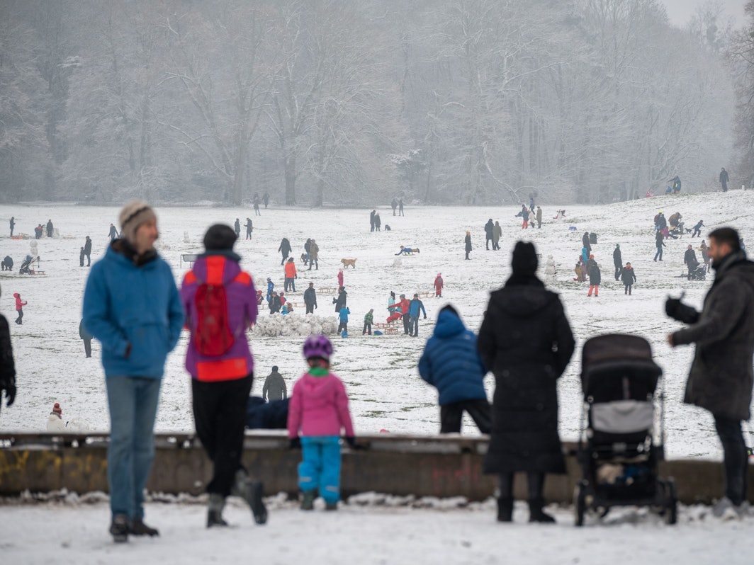 Kinder fahren Schlitten im Beethoven-Park in Köln