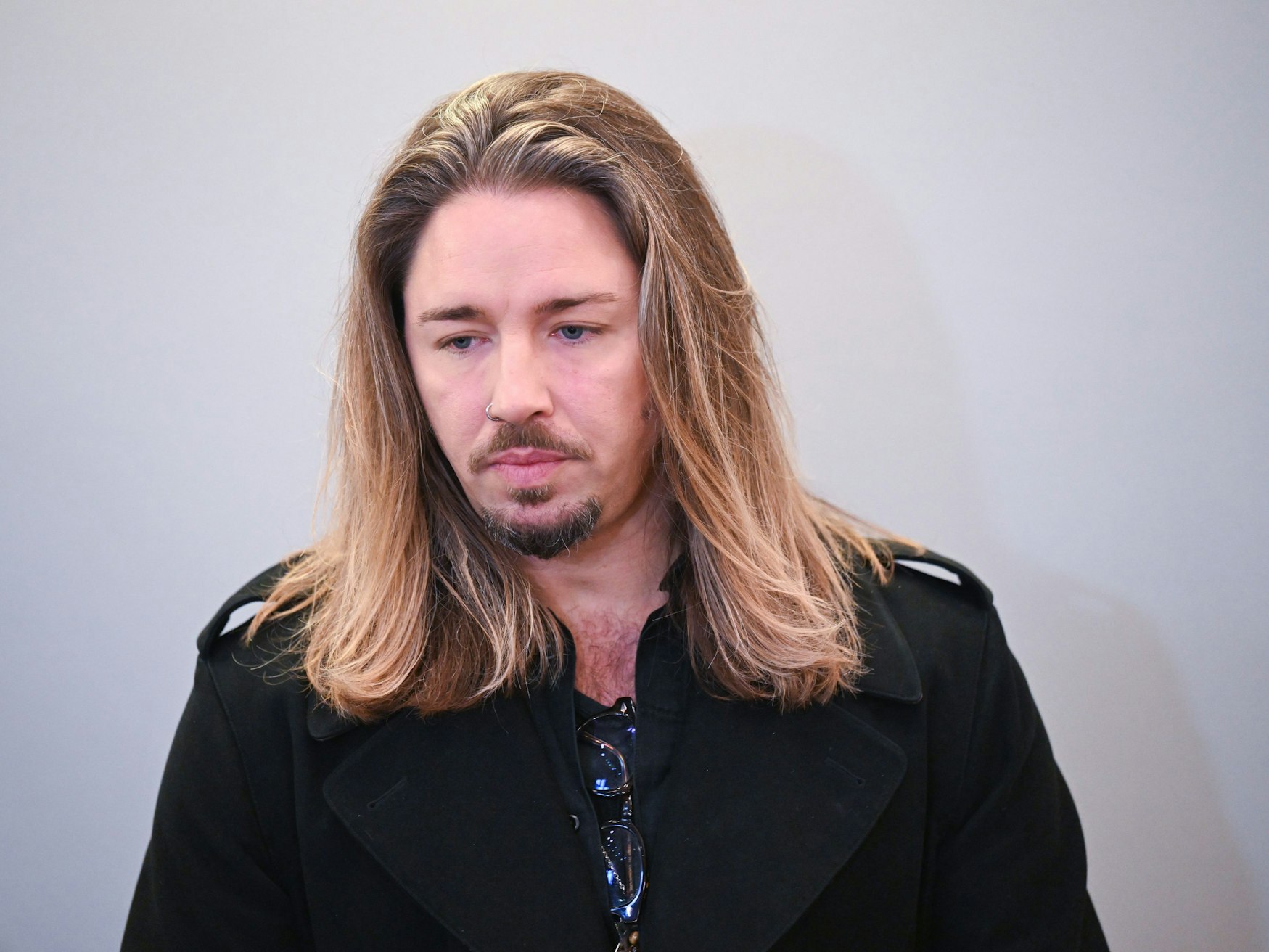 Der deutsche Rockmusiker Gil Ofarim steht am 28. November im Saal des Landgerichts in Leipzig.