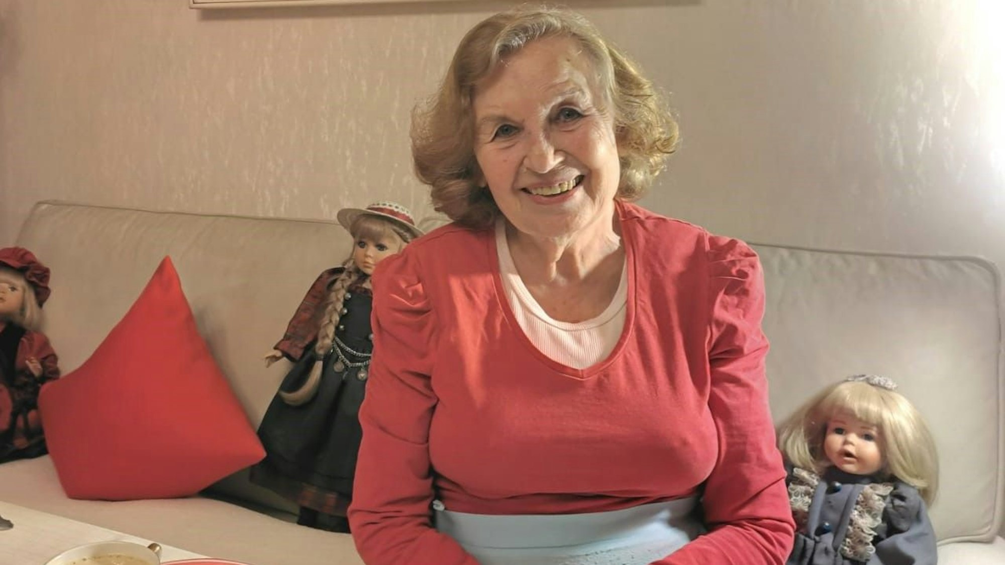 Paula Hilsemer sitzt auf ihrem Sofa.