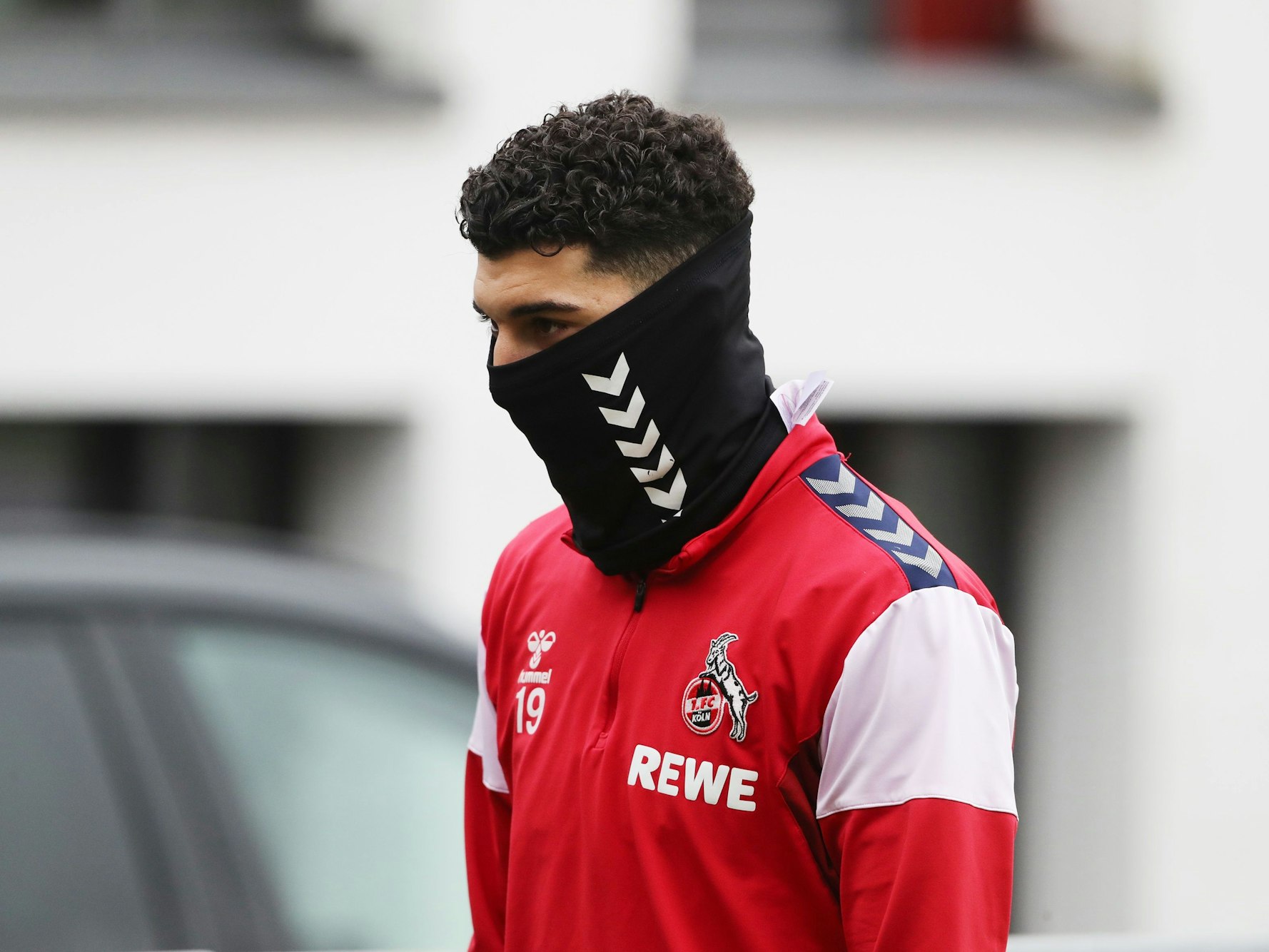 Dimitrios Limnios hat seinen Schlauchschal im Training tief ins Gesicht gezogen.