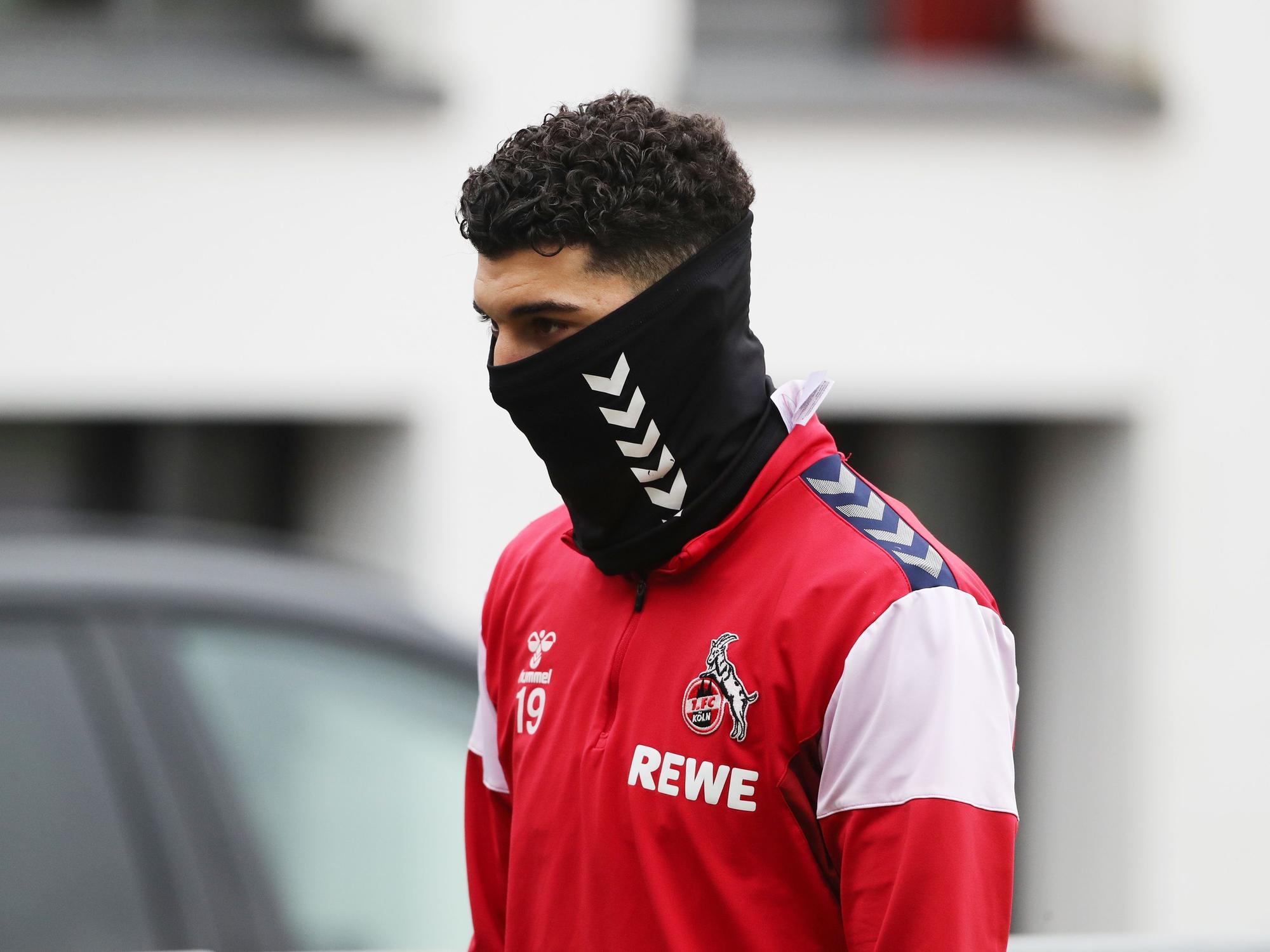 Dimitrios Limnios hat seinen Schlauchschal im Training tief ins Gesicht gezogen.
