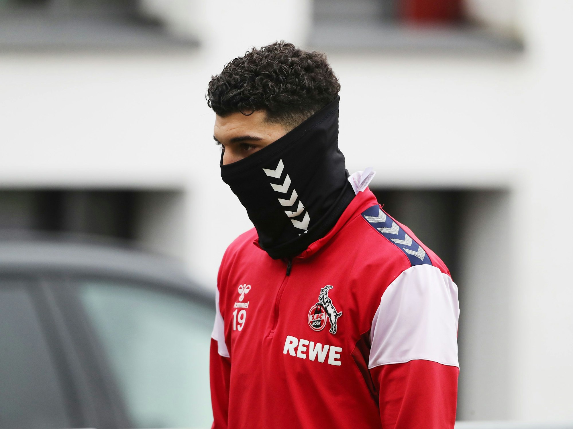 Dimitrios Limnios hat seinen Schlauchschal im Training tief ins Gesicht gezogen.