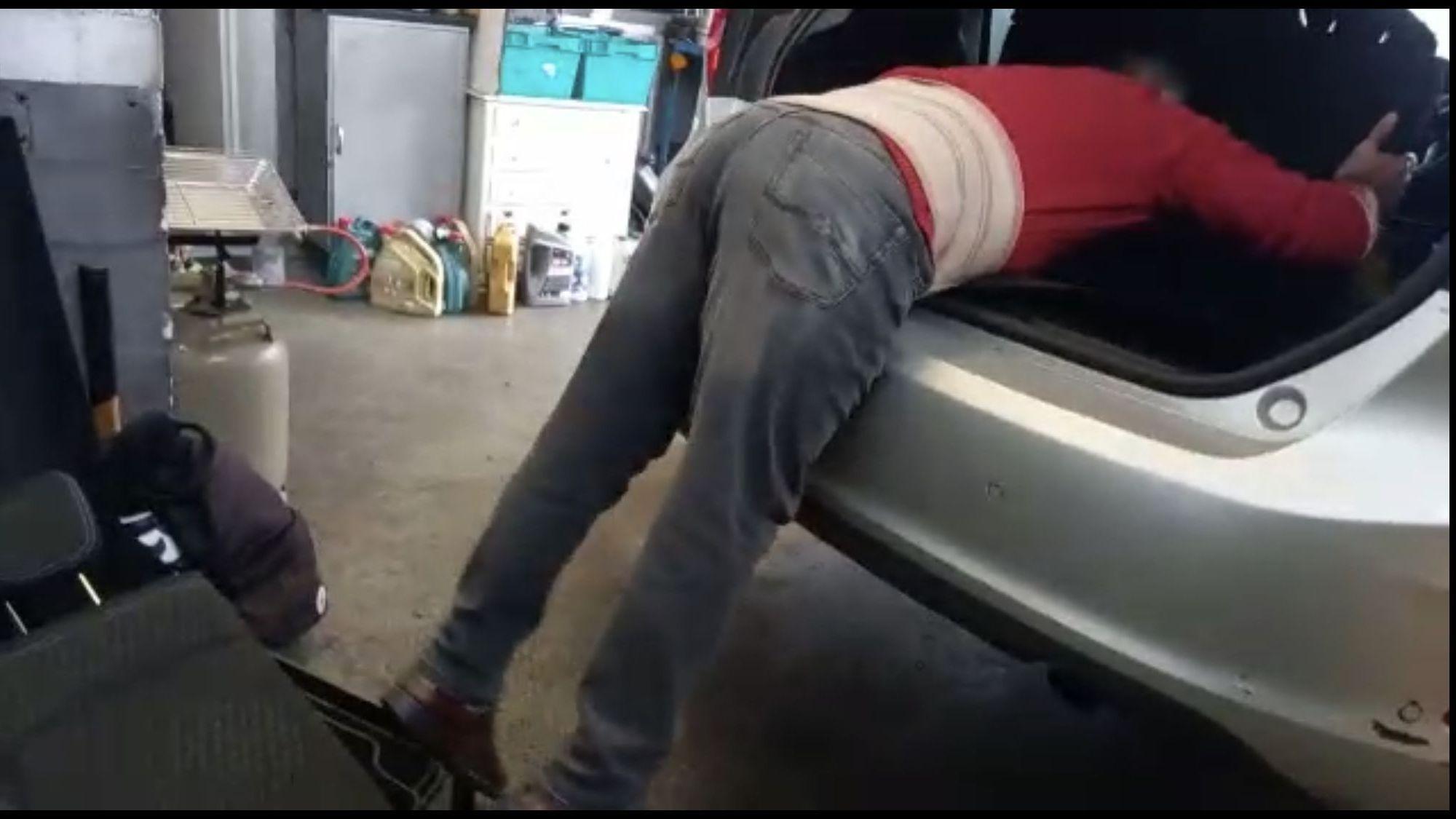 An einem Fiesta in einer Werkstatt zeigt Bilal Uzun den Einbau der Rückbank.