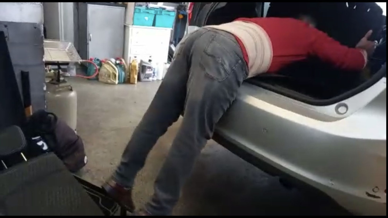 An einem Fiesta in einer Werkstatt zeigt Bilal Uzun den Einbau der Rückbank.