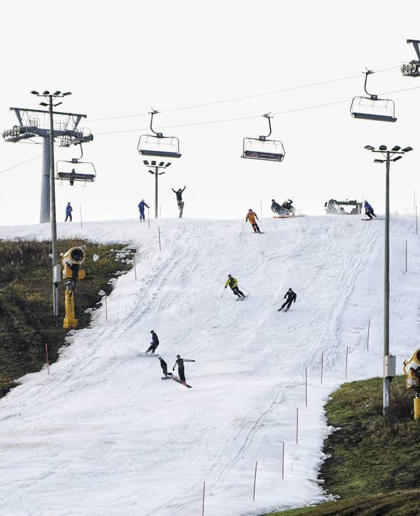 Menschen mit Skiern und Snowboards fahren auf dem Levi Ski Resort zur Eröffnung der Skisaison.
