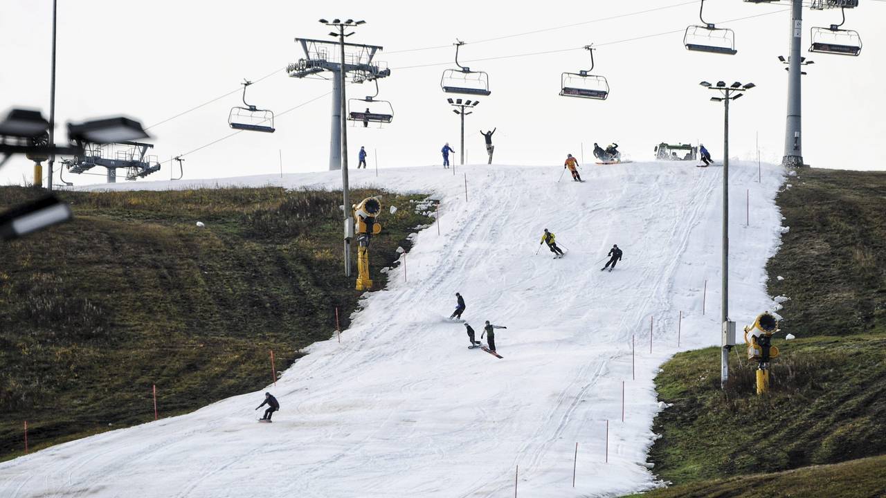 Menschen mit Skiern und Snowboards fahren auf dem Levi Ski Resort zur Eröffnung der Skisaison.