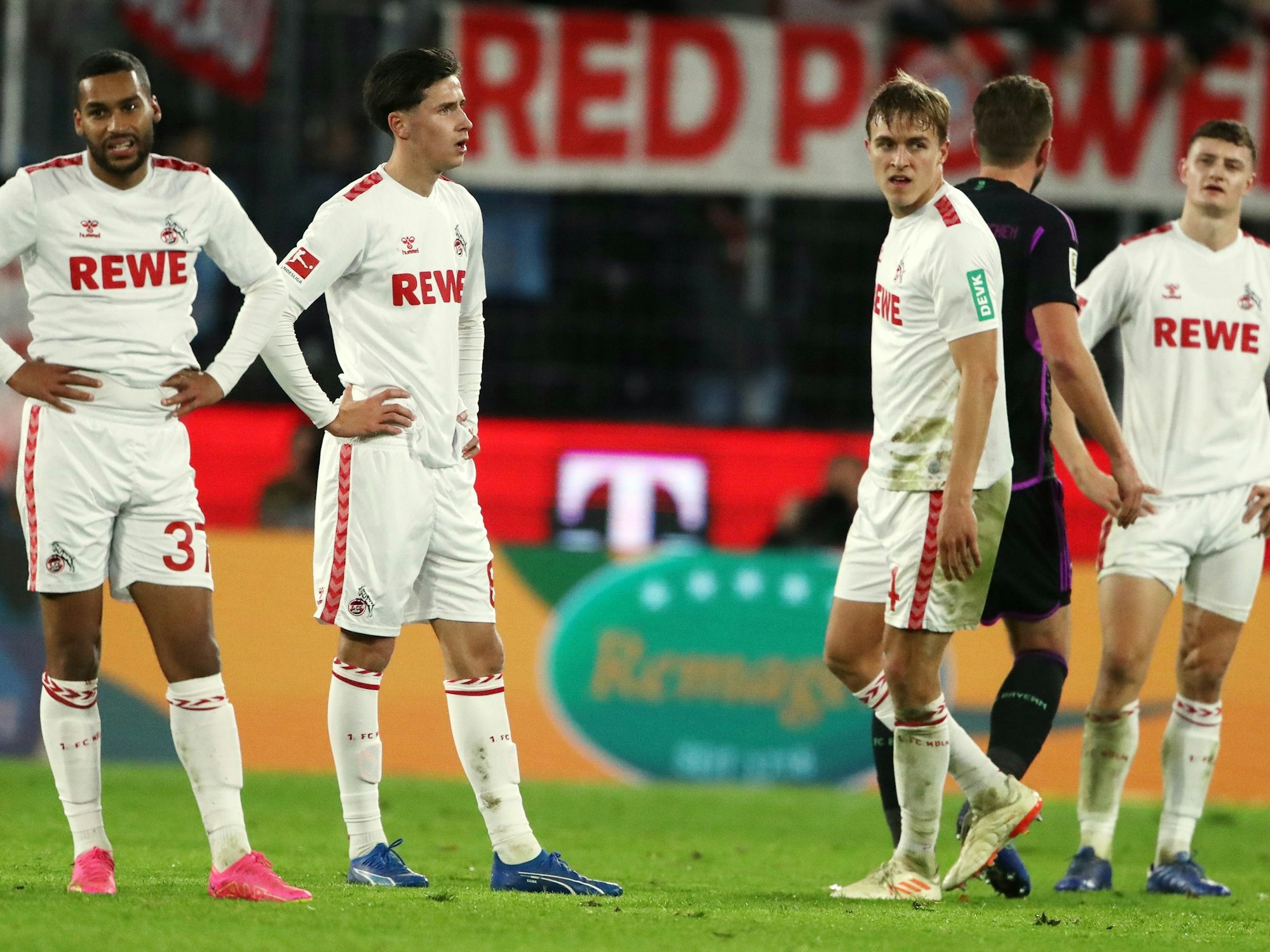 Linton Maina, Denis Huseinbasic, Timo Hübers und Eric Martel (1. FC Köln) stehen auf dem Platz.