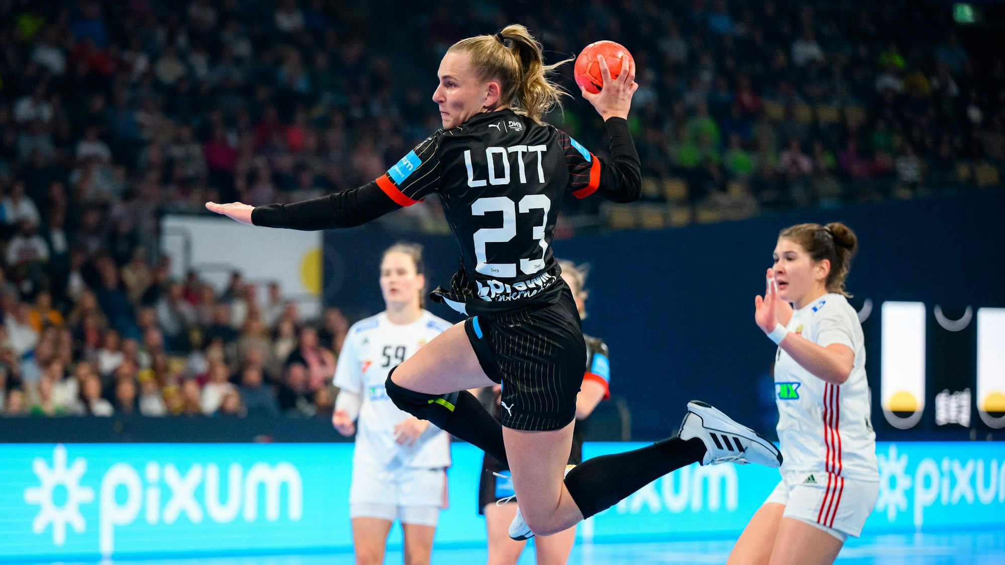 Annika Lott im Sprungwurf.