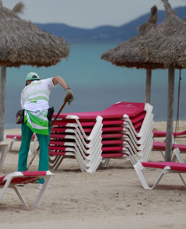 Die Strandwächter arbeiten am Strand von Arenal.