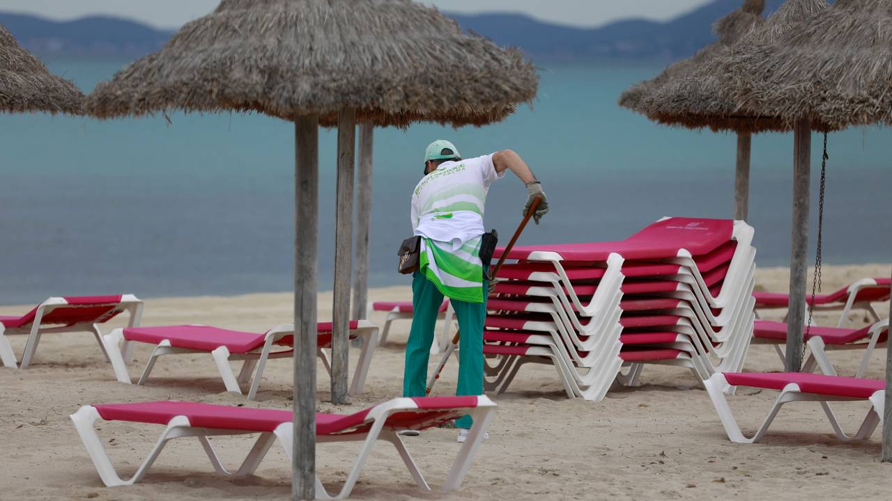 Die Strandwächter arbeiten am Strand von Arenal.