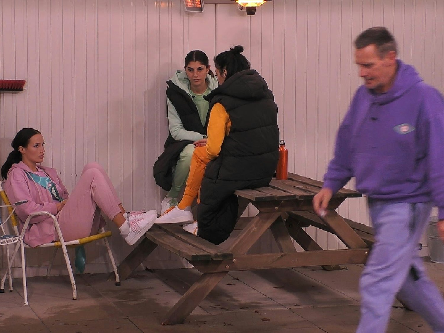 Für Paulina, Yeliz und Dilara (v.i.) ist Jürgen ein Dorn im Auge.