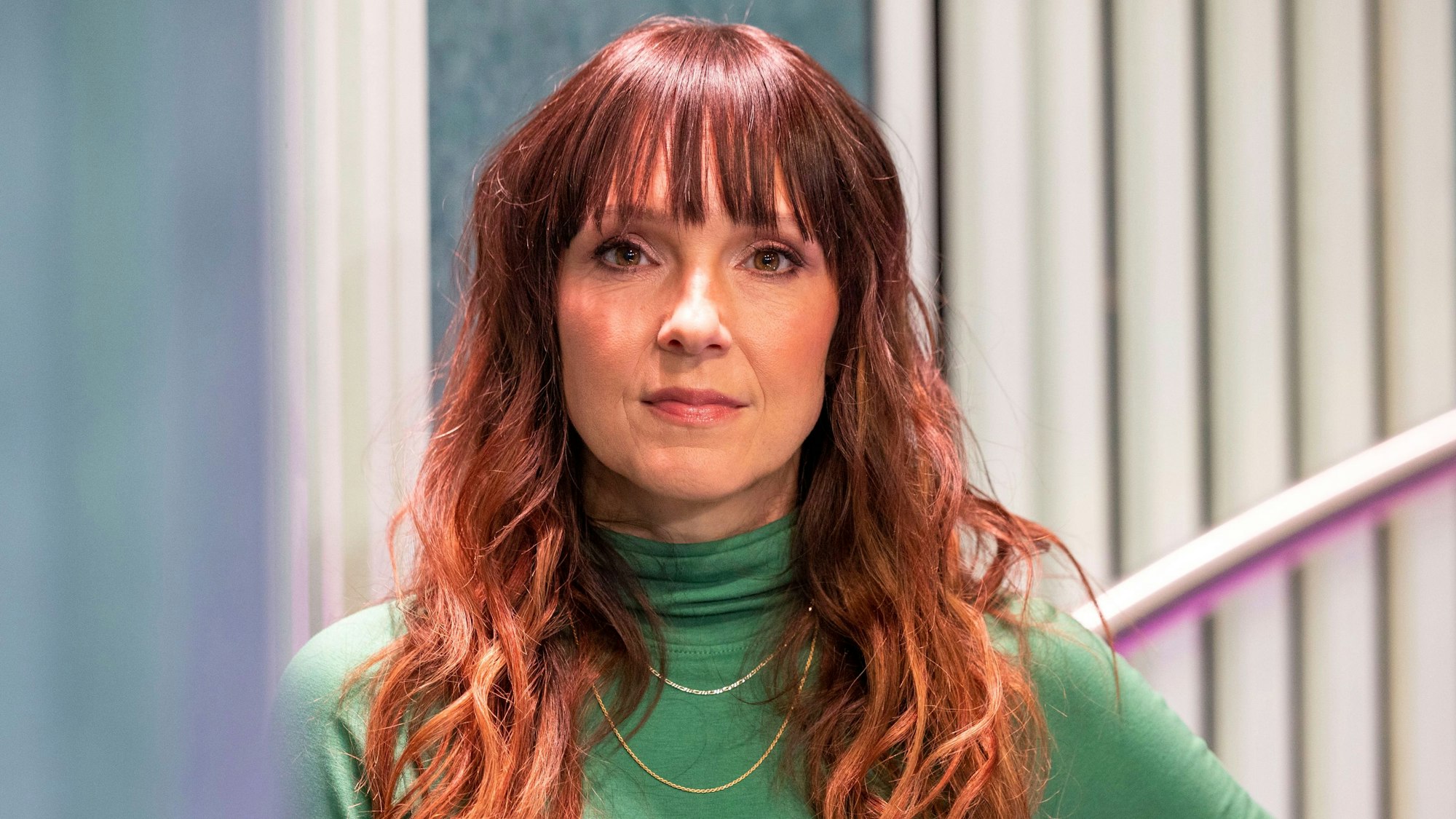 Carolin Kebekus, TV-Entertainerin, steht im Studio der „Carolin Kebekus Show“.