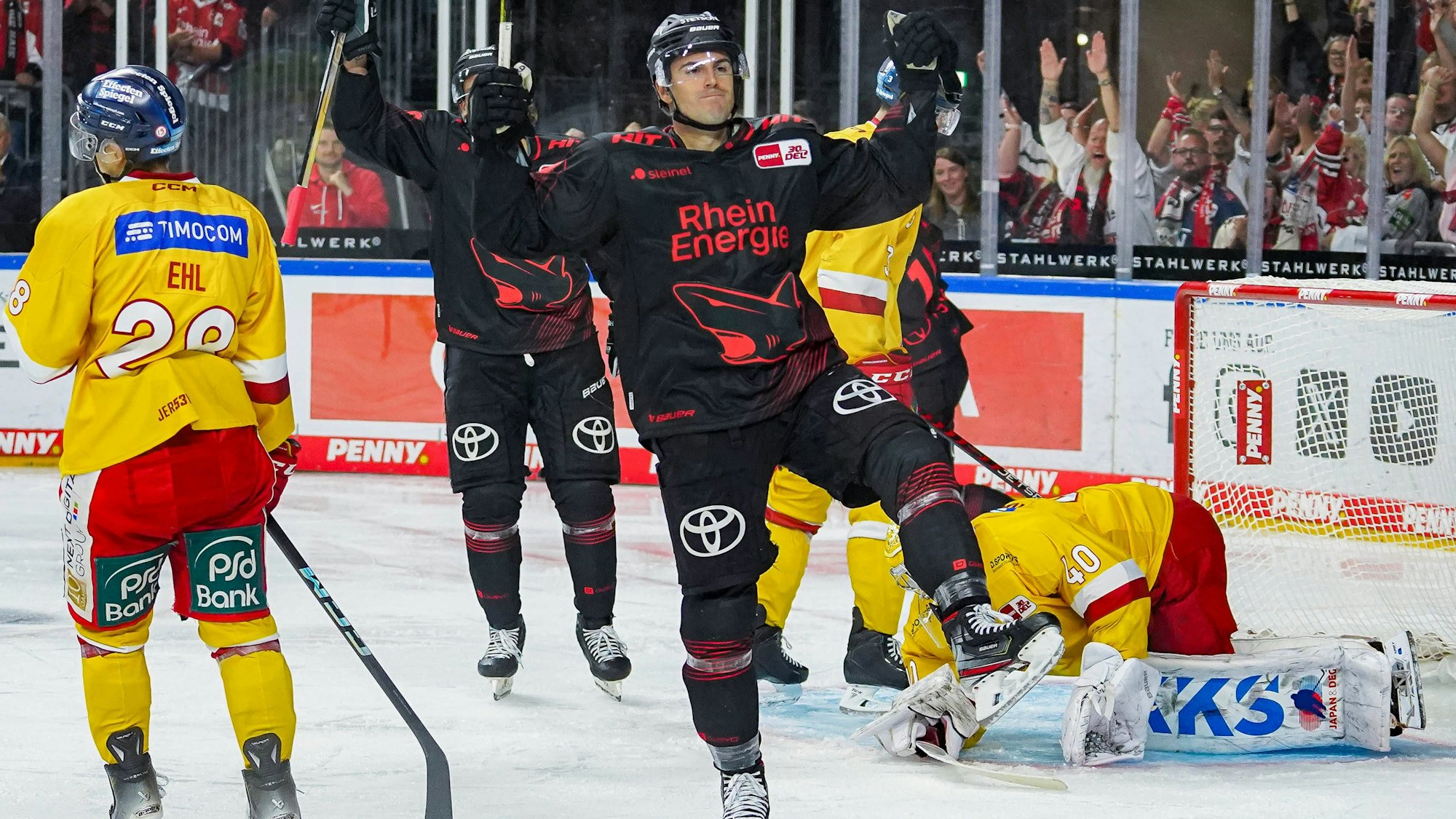 Maximilian Kammerer von den Kölner Haien bejubelt seinen Treffer.