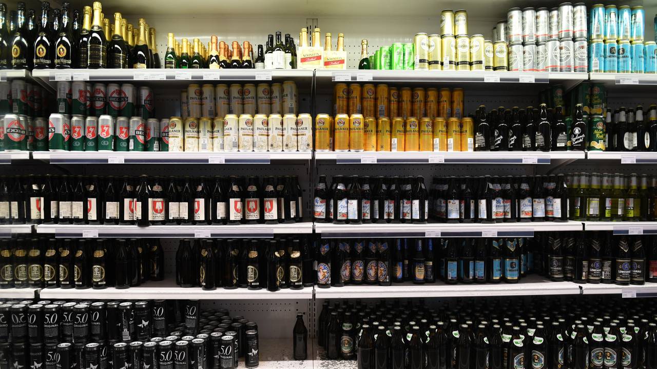 Getränke stehen in einem Kühlregal eines Supermarktes in München: Wird ein bayerisches Kultgetränk bald seinen Namen ändern?