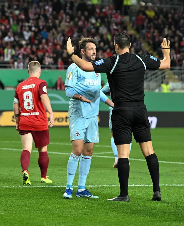Schiedsrichter Sven Jablonski im DFB-Pokalspiel zwischen dem 1. FC Kaiserslautern und dem 1. FC Köln im Gespräch mit Gäste-Profi Mark Uth.
