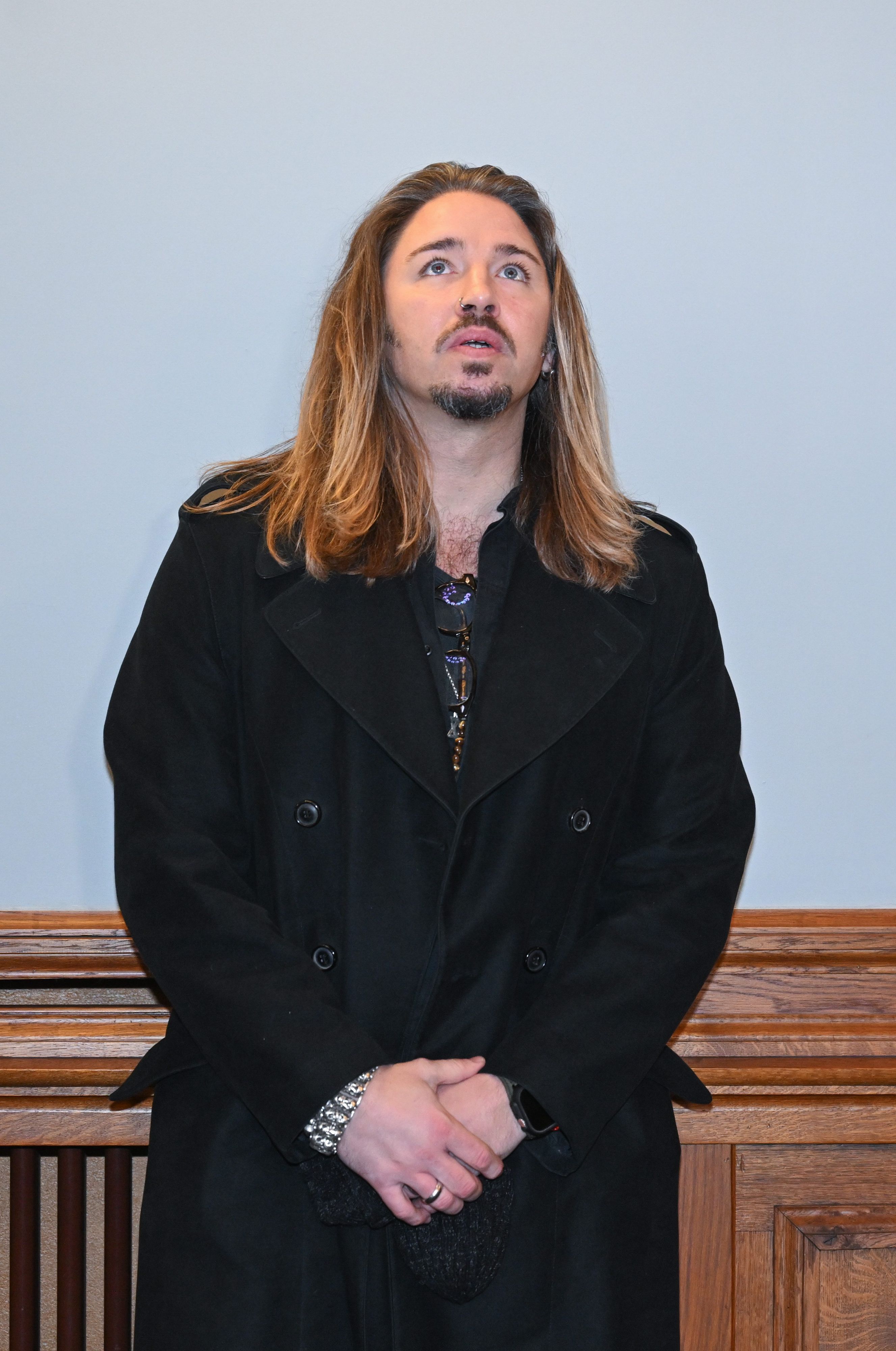 Gil Ofarim steht im Saal des Landgerichts in Leipzig.