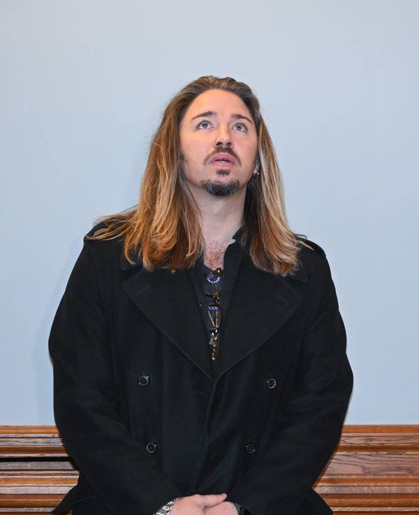 Gil Ofarim steht im Saal des Landgerichts in Leipzig.