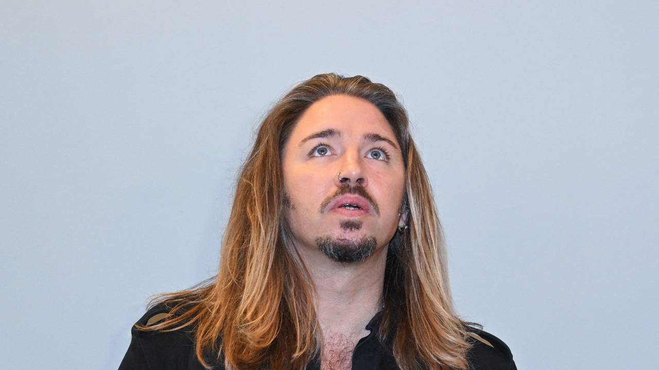 Gil Ofarim steht im Saal des Landgerichts in Leipzig.