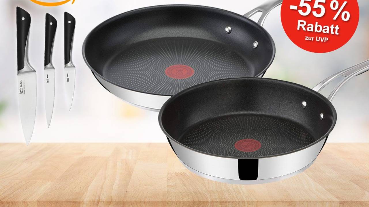 Tefal Jamie Oliver Cook's Direct On Bratpfanne mit 28 cm Durchmesser und weitere Tefal Modelle vor einem Bild einer Küche im Hintergrund.