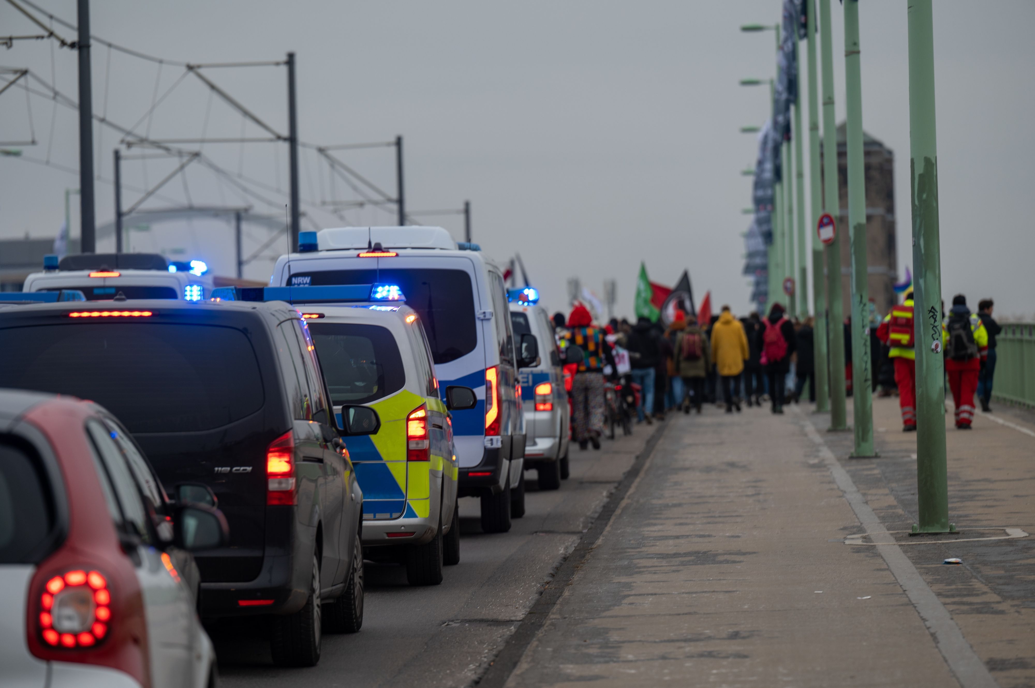 Demonstranten ziehen über die Deutzer Brücke.