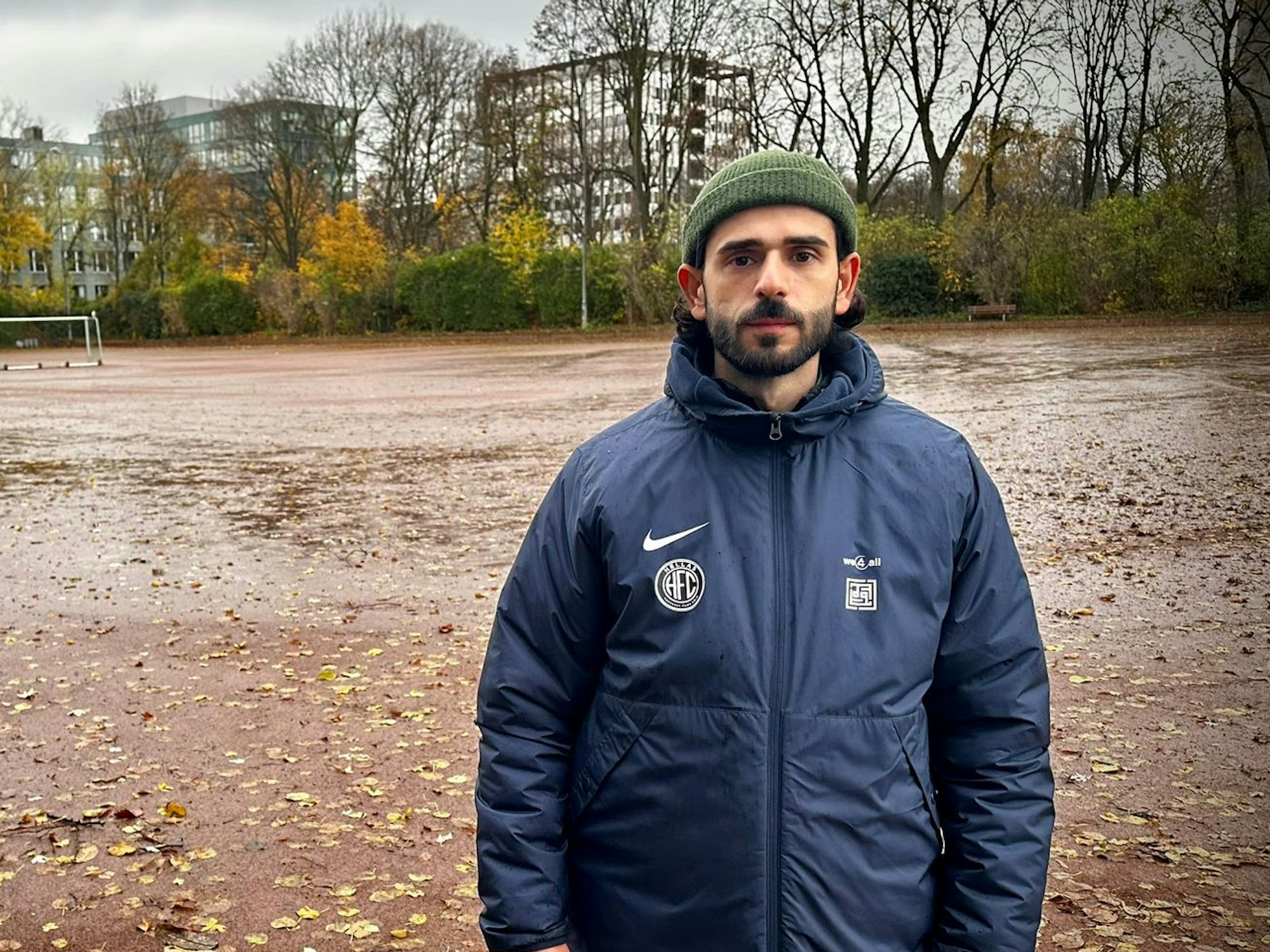 Haralambos Platis vom Hellas FC Köln steht auf einem der Aschenplätze der Bezirkssportanlage Ehrenfeld.