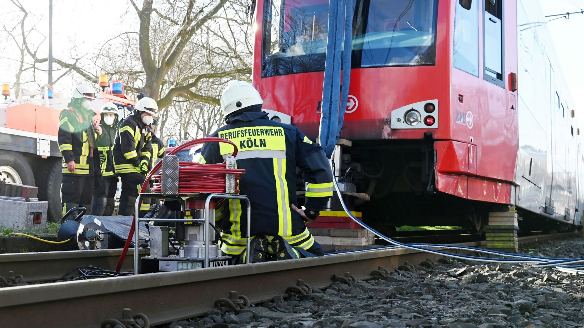 Feuerwehreinsatz bei einem KVB-Unfall