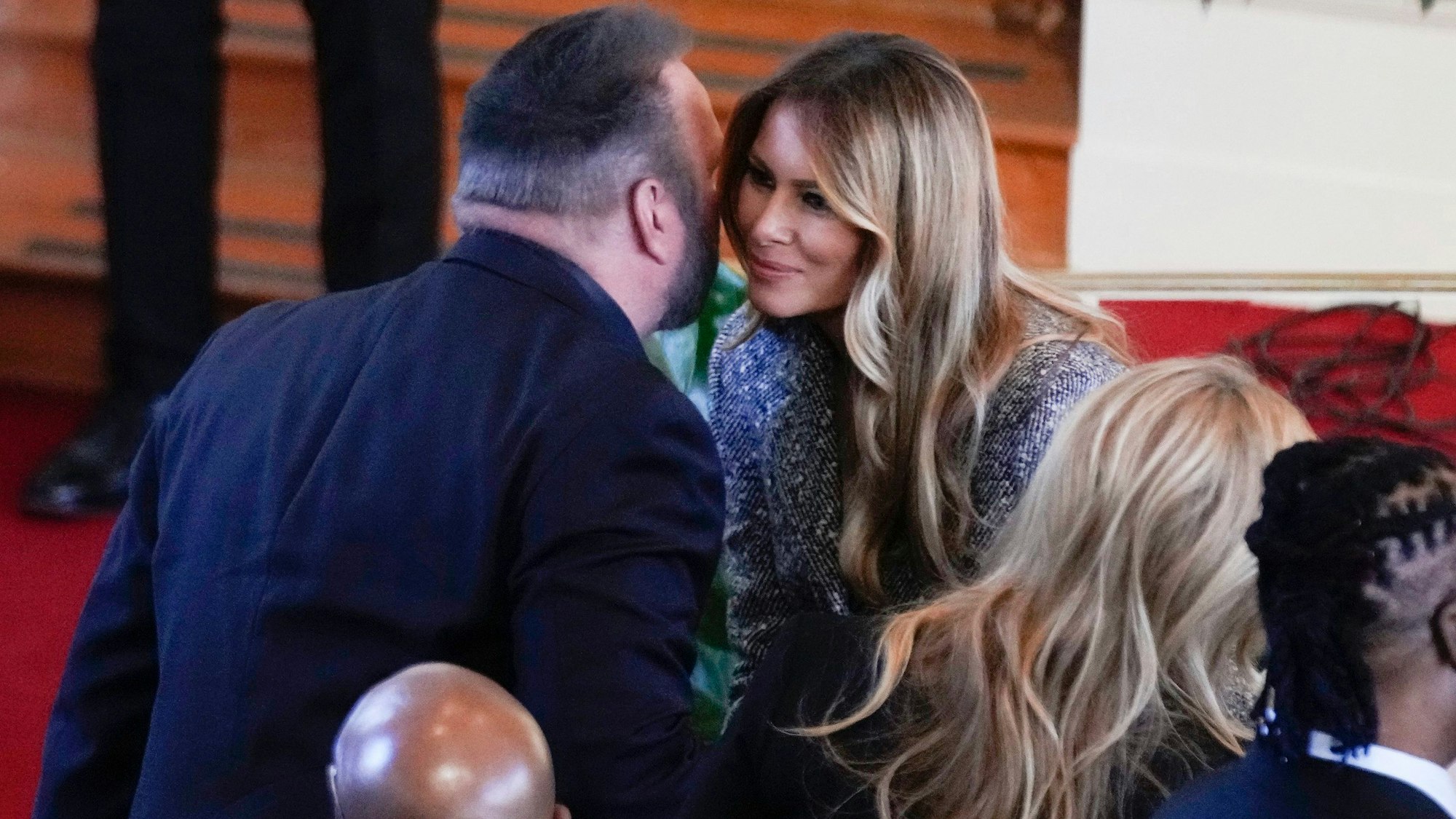 Die ehemalige First Lady Melania Trump spricht mit dem Musiker Garth Brooks während des Gedenkgottesdienstes für die ehemalige First Lady Rosalynn Carter in der Glenn Memorial Church in Atlanta.