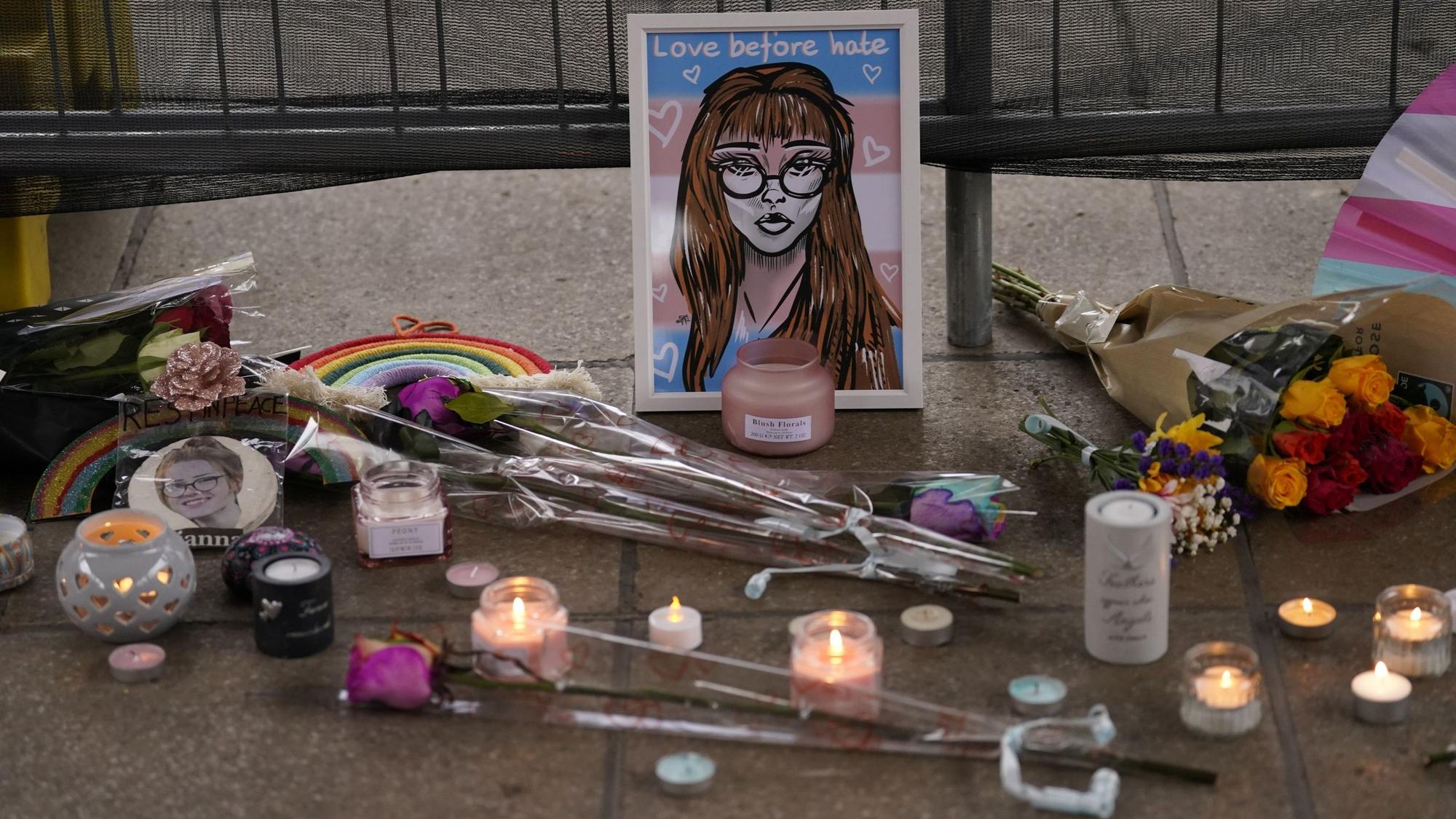 lumen und Kerzen liegen bei einer Mahnwache auf dem Old Market Place zum Gedenken an die Transgender-Jugendliche Brianna Ghey.