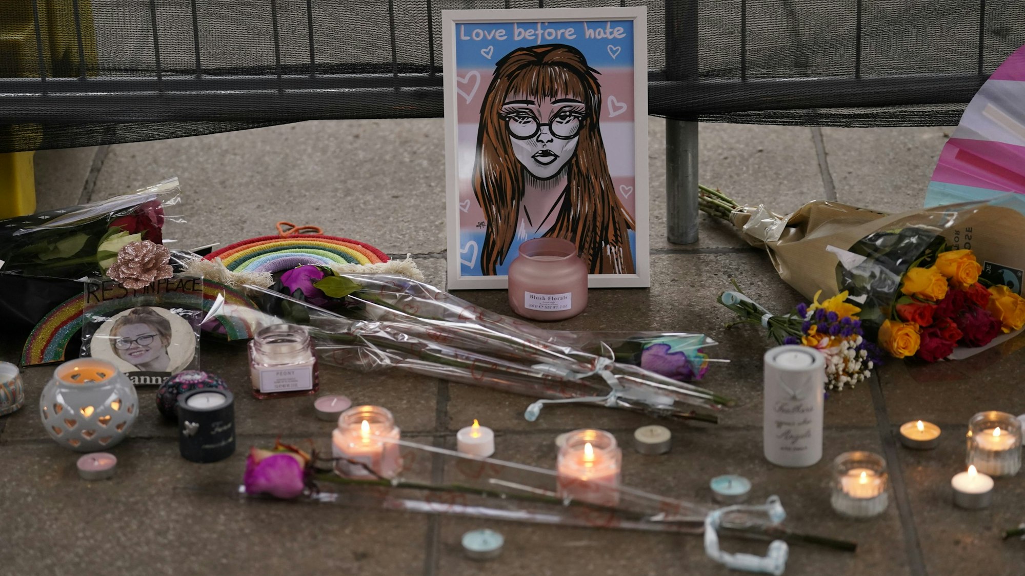 lumen und Kerzen liegen bei einer Mahnwache auf dem Old Market Place zum Gedenken an die Transgender-Jugendliche Brianna Ghey.