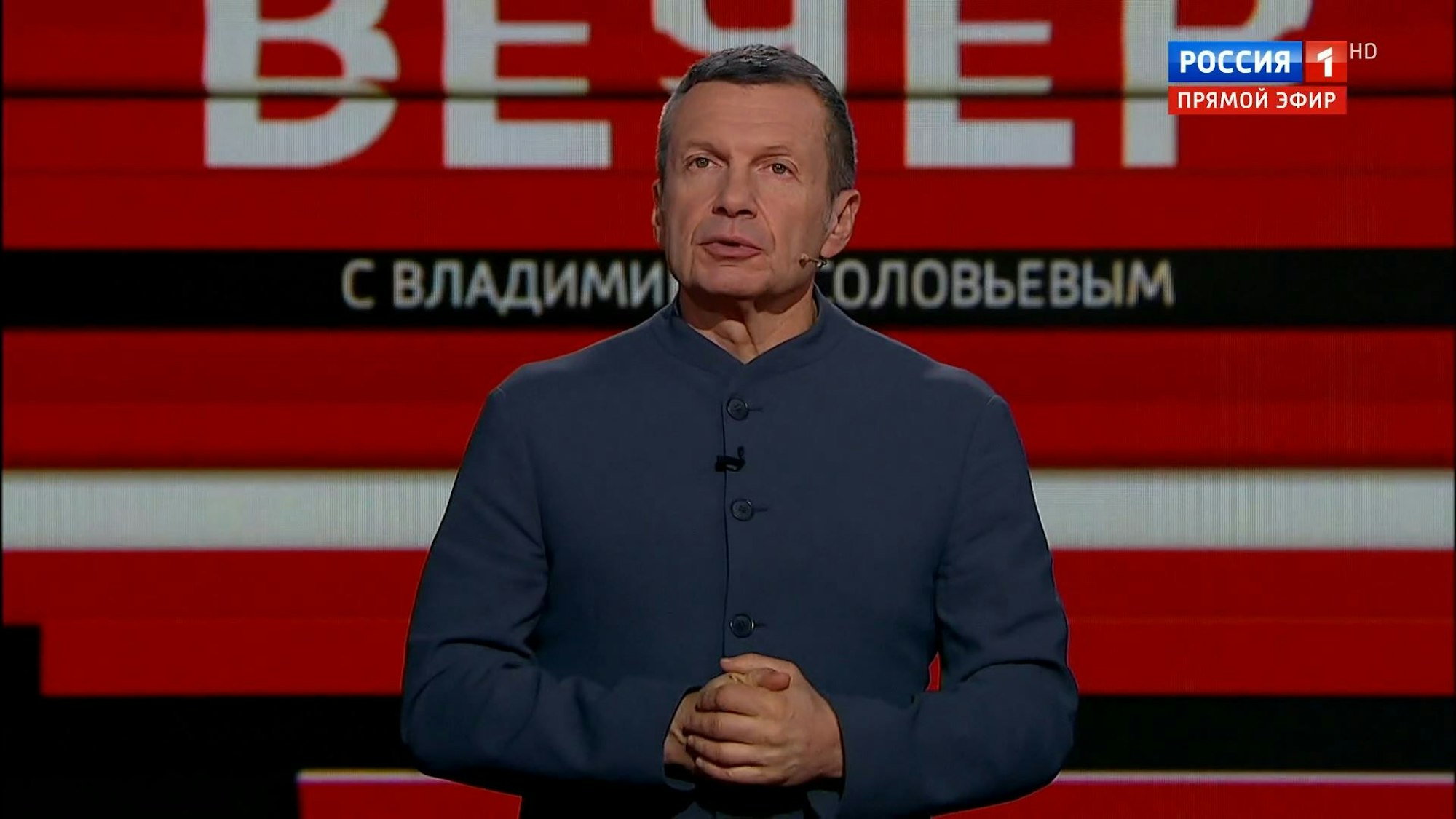 Der russische Propagandist Wladimir Solowjow drohte im Staatsfernsehen Deutschland mit dem Satz „Berlin wird brennen“ und beschimpfte die deutsche Außenministerin Annalena Baerbock. Unser Foto zeigt ihn in seiner Talksendung „Abend mit Wladimir Solowjow“ am 15. November.