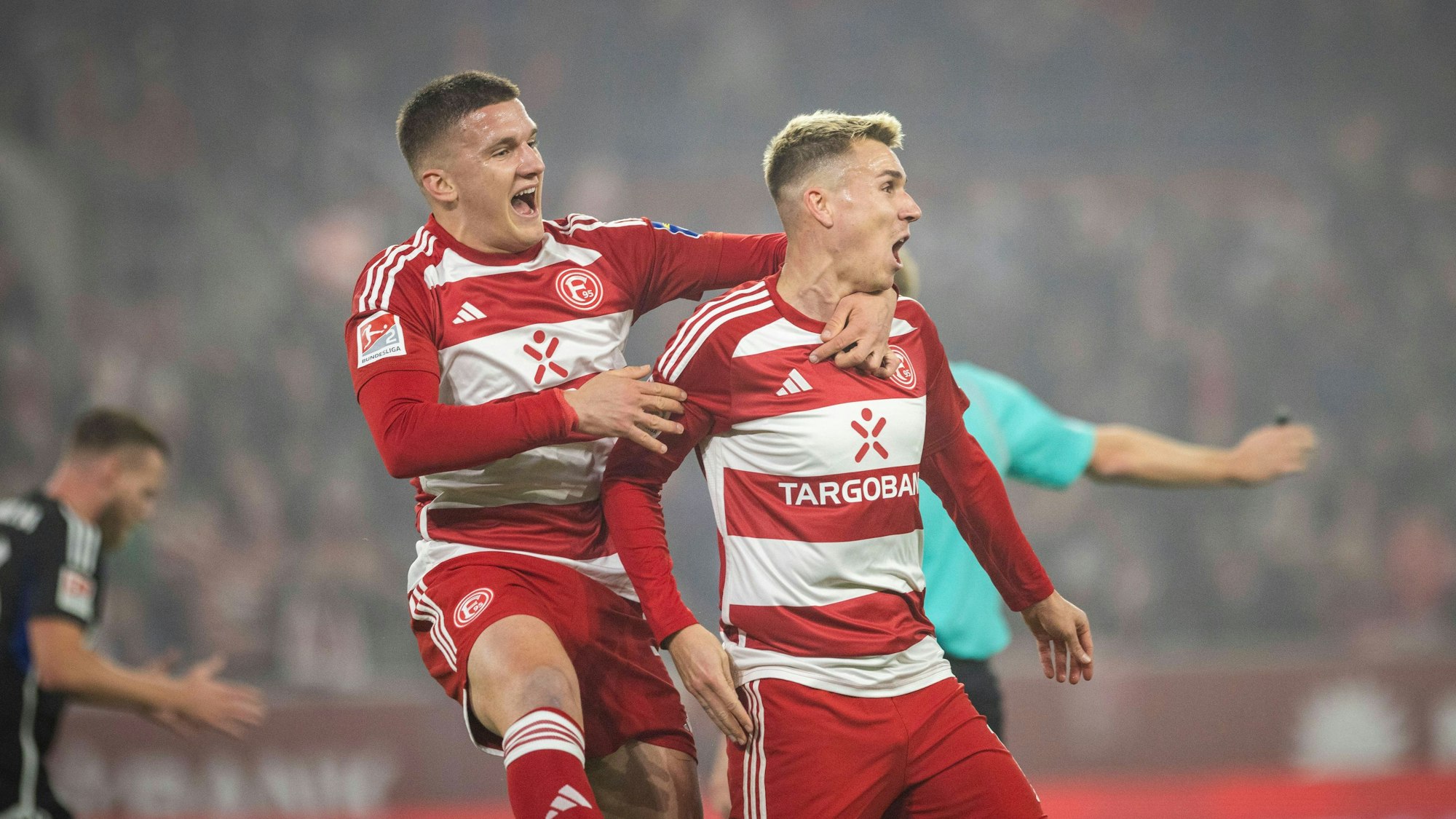 Fortuna Düsseldorfs Christos Tzolis jubelt im Spiel gegen den FC Schalke 04 gemeinsam mit Teamkollege Felix Klaus.