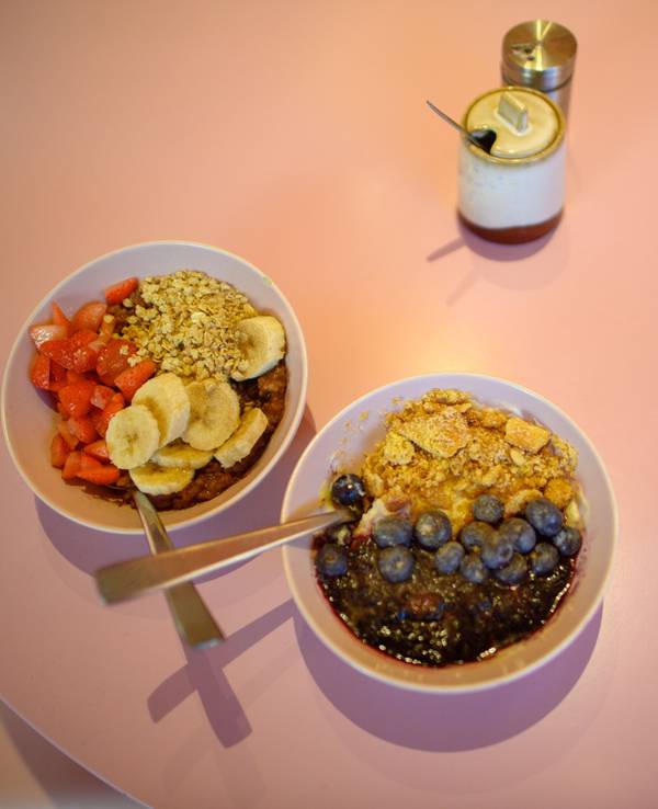Bowls, die unter anderem Erdbeeren, Bananen und Blaubeeren enthalten.