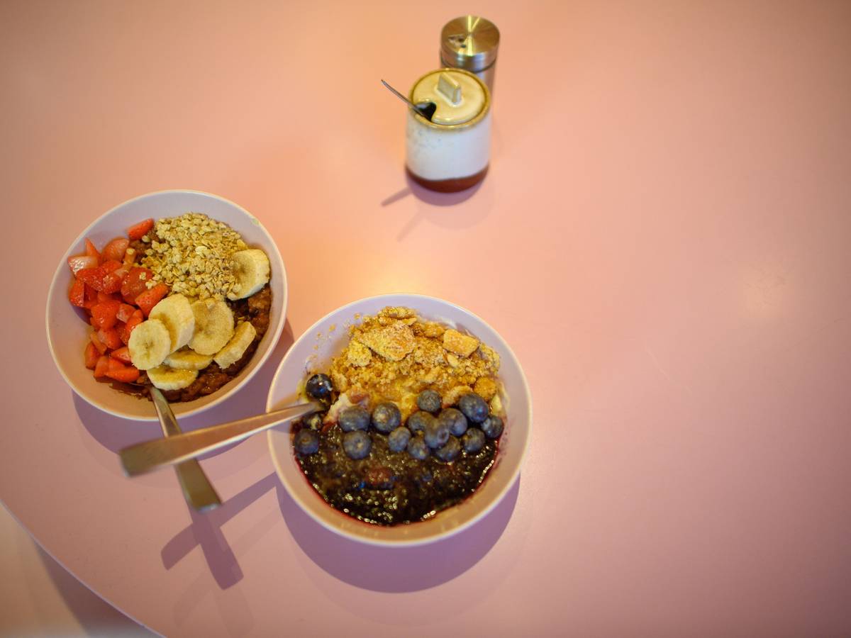 Bowls, die unter anderem Erdbeeren, Bananen und Blaubeeren enthalten.