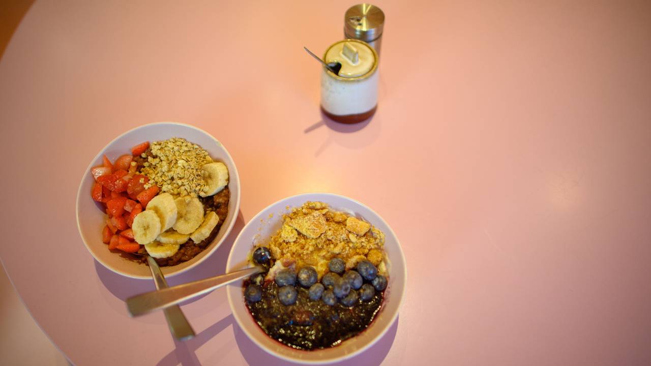 Bowls, die unter anderem Erdbeeren, Bananen und Blaubeeren enthalten.